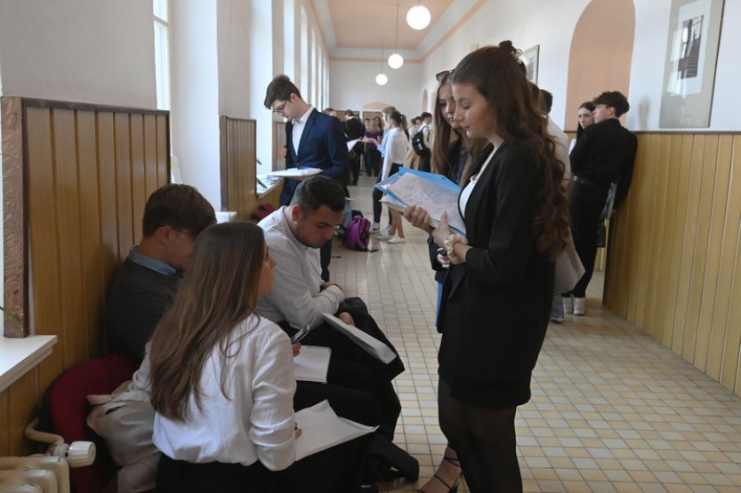 Testem z matematiky, angličtiny či francouzštiny dnes začínají maturity