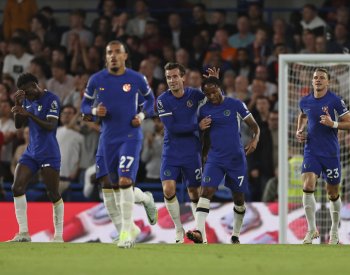 Chelsea si v lize poradila s Lutonem, dvakrát se trefil Sterling