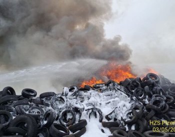 Hasiči hasí požár v zemědělské firmě v Žákavě na Plzeňsku, hoří pneumatiky
