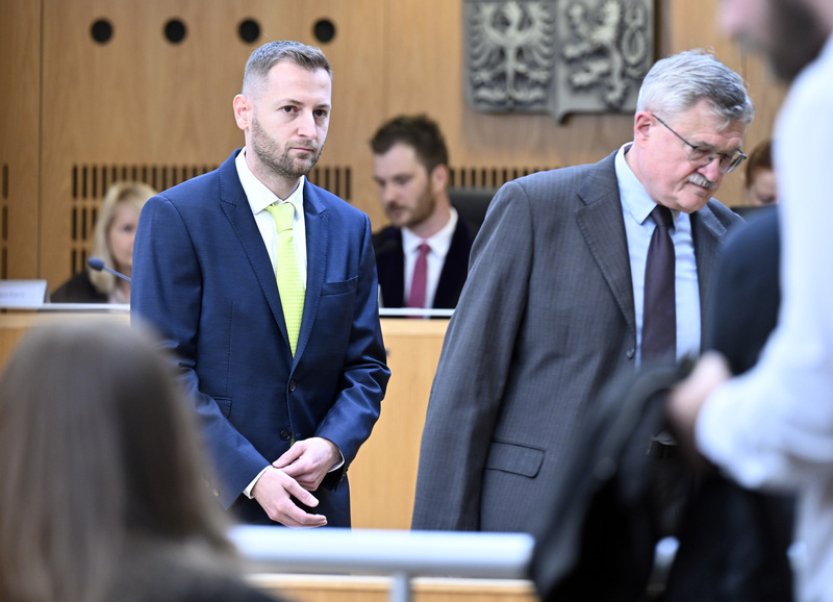 Státní zástupce vzal zpět obžalobu na jednoho člověka v kauze Dozimetr