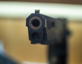 Na generálním štábu se voják postřelil služební zbraní, zranil si stehno