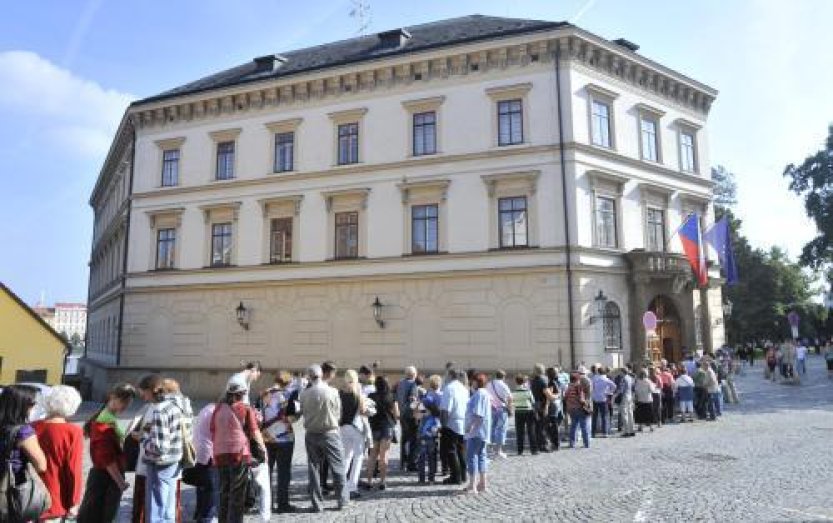 Lidé si mohou prohlédnout parlamentní sídla či vládní Lichtenštejnský palác