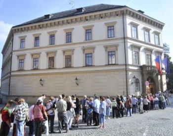 Lidé si mohou prohlédnout parlamentní sídla či vládní Lichtenštejnský palác
