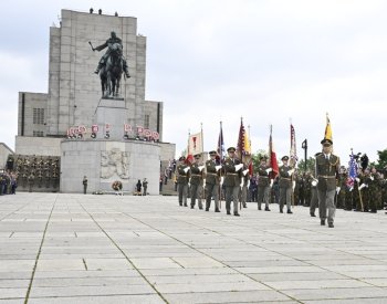 Kulaté výročí konce války doprovodí vojenské akce, happeningy i protesty