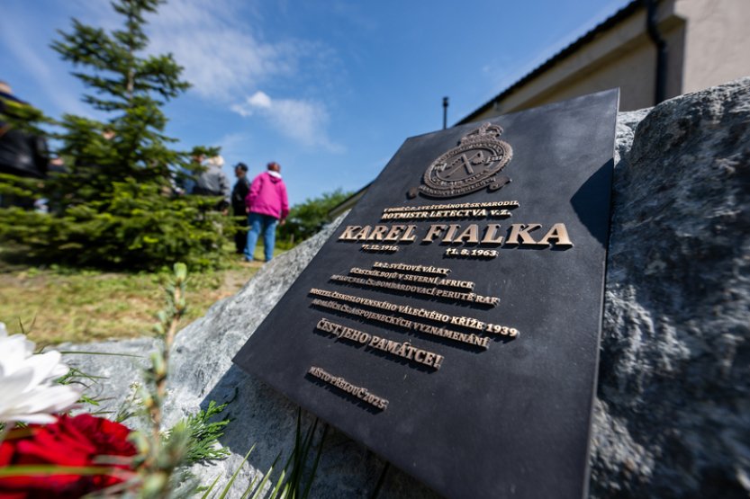 Letec RAF Karel Fialka má pamětní desku v rodném Štěpánově u Přelouče