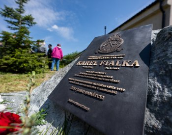 Letec RAF Karel Fialka má pamětní desku v rodném Štěpánově u Přelouče
