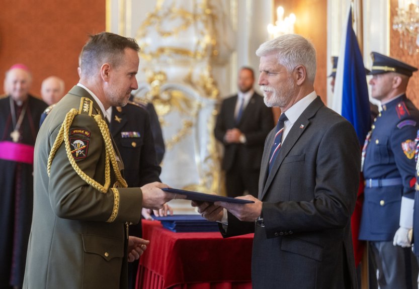 Pavel povýšil Řehku na armádního generála, Koudelku na generálporučíka