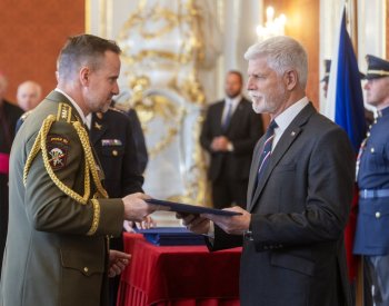 Pavel povýšil Řehku na armádního generála, Koudelku na generálporučíka