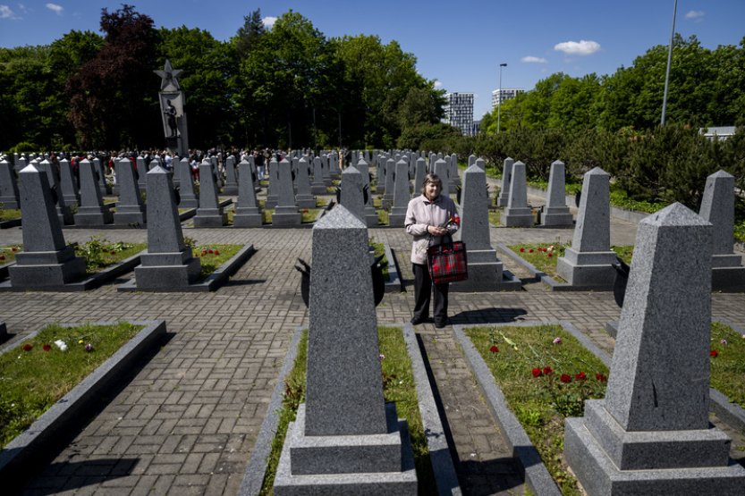 Komunisté slavili osvobození země na Klárově a na Olšanských hřbitovech