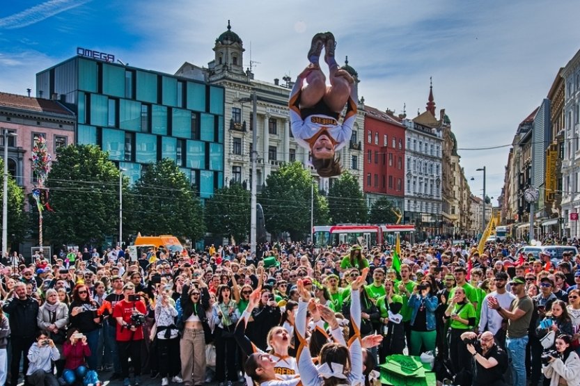Stovky studentů se dnes vydaly v průvodu alegorických vozů na brněnský Majáles