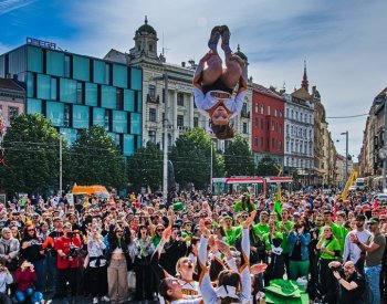 Stovky studentů se dnes vydaly v průvodu alegorických vozů na brněnský Majáles