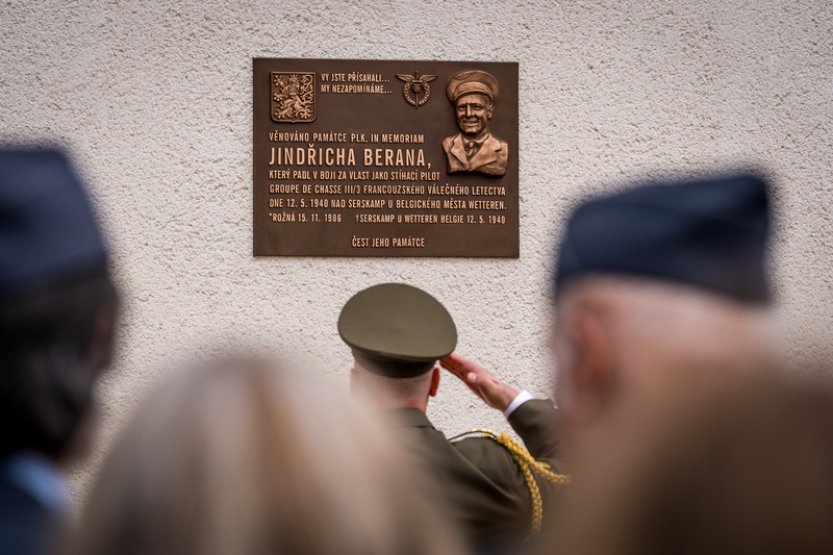 V Rožné připomíná pamětní deska stíhacího pilota Jindřicha Berana