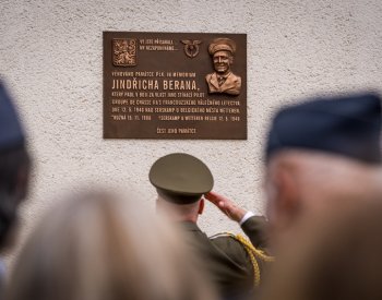 V Rožné připomíná pamětní deska stíhacího pilota Jindřicha Berana