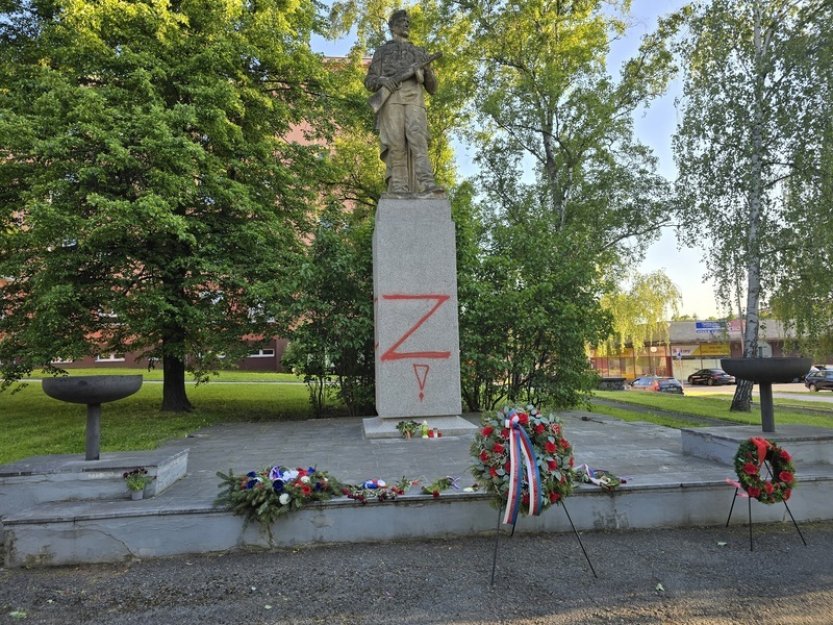 Neznámý pachatel znovu posprejoval podstavec sochy rudoarmějce v Přerově