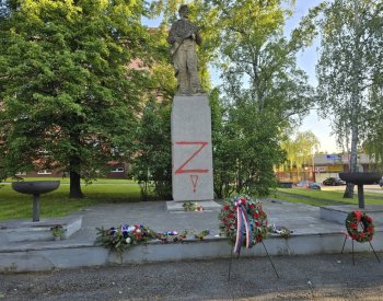 Neznámý pachatel znovu posprejoval podstavec sochy rudoarmějce v Přerově