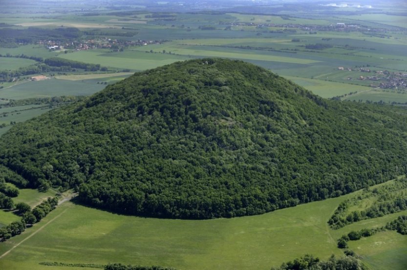 Hora Říp je podle zjištění vědců pozůstatkem lávového jezera