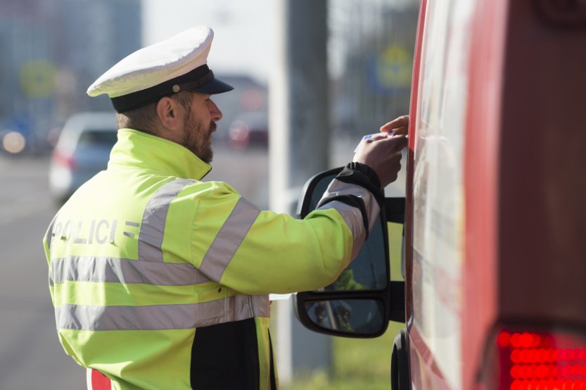 Řidič a spolujezdkyně v Benátkách n. J. chtěli uplatit policii, hrozí jim vězení