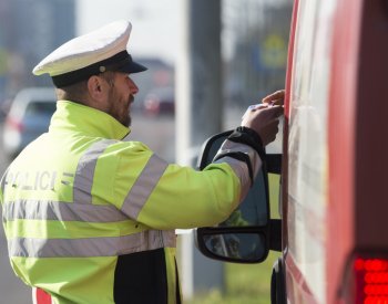 Řidič a spolujezdkyně v Benátkách n. J. chtěli uplatit policii, hrozí jim vězení