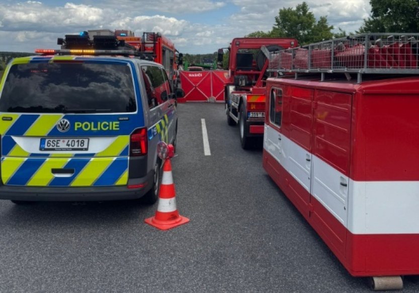 Při hromadné nehodě na dálnici D10 zemřel jeden člověk a další je zraněný