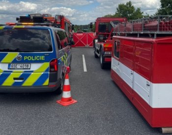 Při hromadné nehodě na dálnici D10 zemřel jeden člověk a další je zraněný