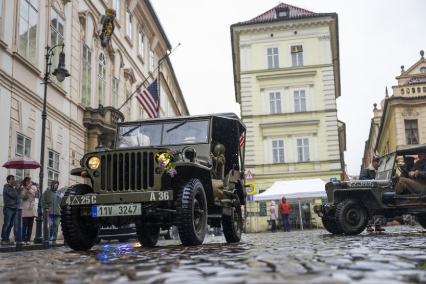 Prahou dnes projede historická kolona, připomene návrat obrněné brigády po válce