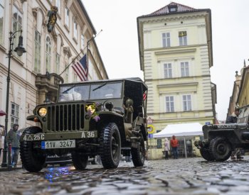 Prahou dnes projede historická kolona, připomene návrat obrněné brigády po válce