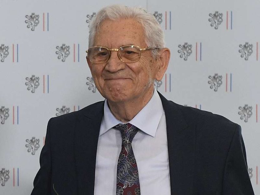 Zemřel albánský režisér a diplomat Piro Milkani, spolužák Menzela a Chytilové