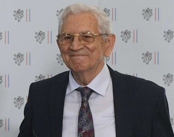 Zemřel albánský režisér a diplomat Piro Milkani, spolužák Menzela a Chytilové