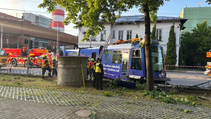 V Ostravě-Vítkovicích vykolejila tramvaj až na chodník, auto jí nedalo přednost