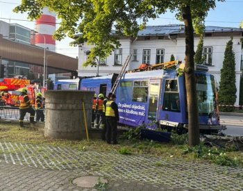 V Ostravě-Vítkovicích vykolejila tramvaj až na chodník, auto jí nedalo přednost
