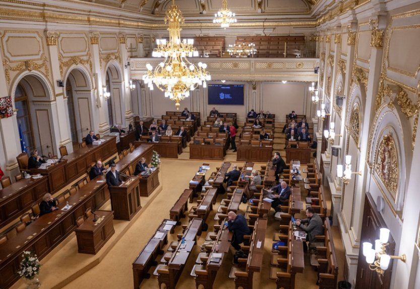 Opozice bude kvůli daru bitcoinů usilovat o sesazení vlády
