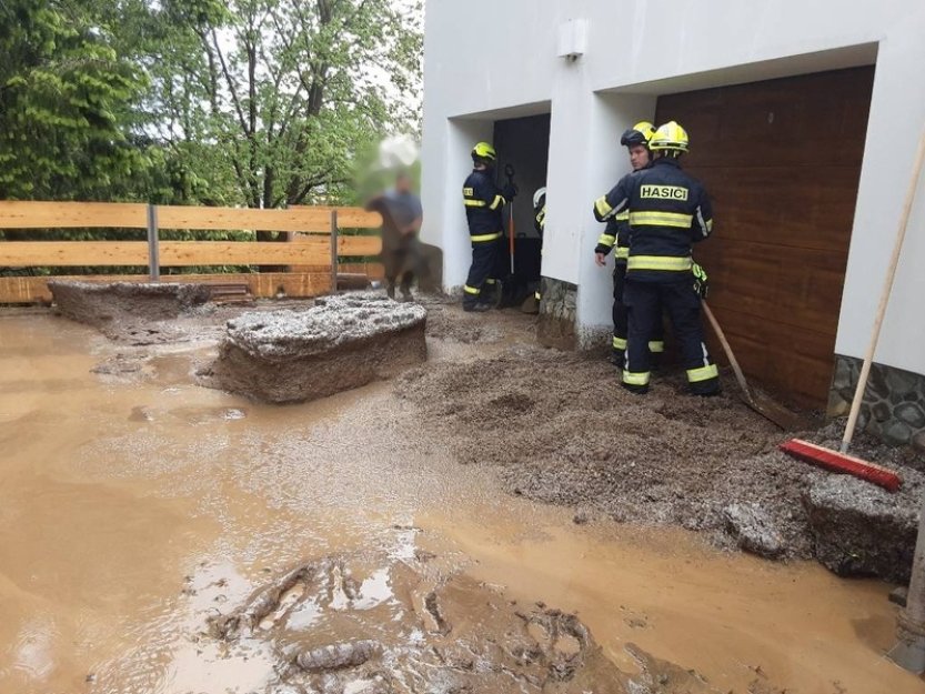 Silné bouřky dorazí i v pondělí, znovu hrozí přívalové povodně