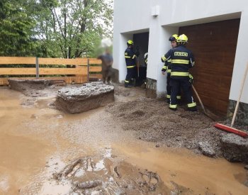 Silné bouřky dorazí i v pondělí, znovu hrozí přívalové povodně
