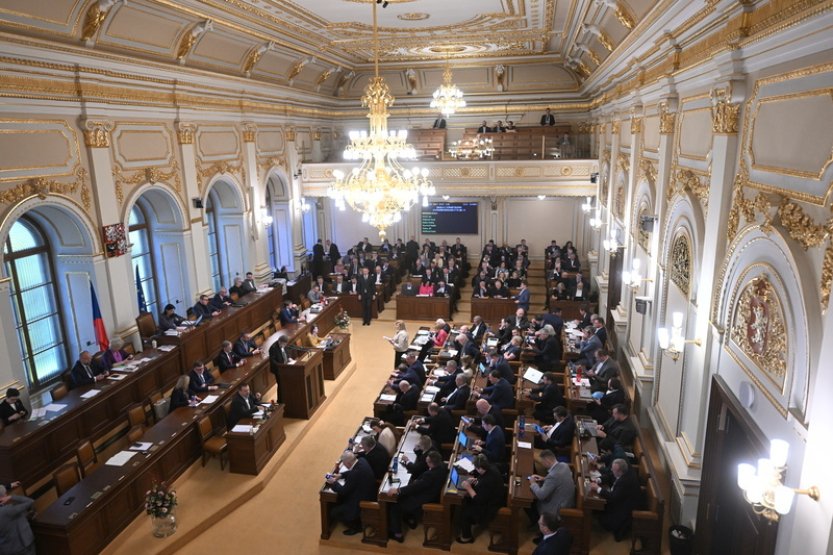 Sněmovna má projednat pravomoci společenství obcí, může se vrátit k bitcoinům