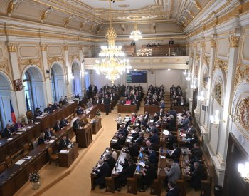 Sněmovna má projednat pravomoci společenství obcí, může se vrátit k bitcoinům