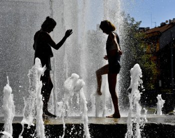 V neděli čekají Česko tropické teploty, od západu přijdou silné bouře