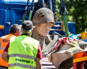 Firma přesunula pomník vojáka v Litoměřicích do areálu bývalých kasáren