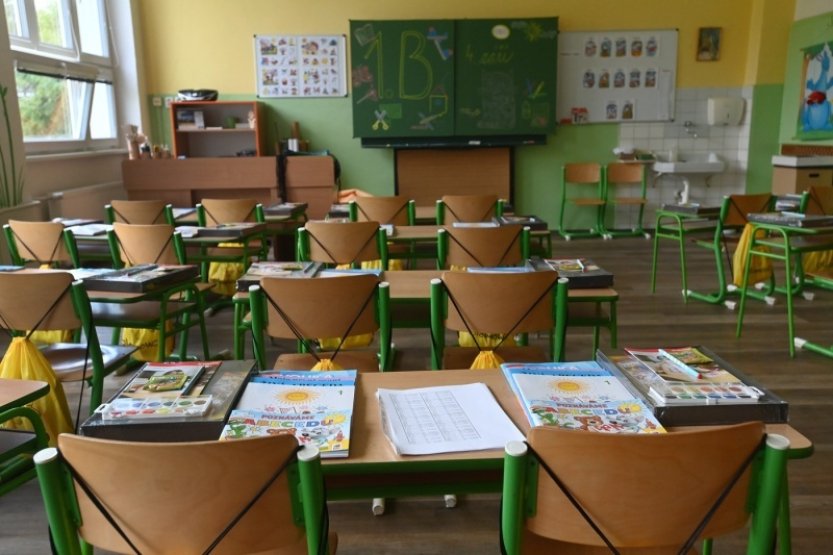 Platy učitelů letos klesnou na 108 procent průměrné mzdy, odhadují experti