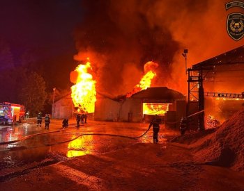 Ve V. Karlovicích hořela pila, likvidace se čeká ve středu, škoda stovky milionů