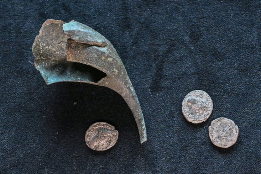 Archeologové na Mušově od pátku vystaví římskou náramkovou peněženku