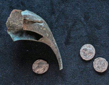 Archeologové na Mušově od pátku vystaví římskou náramkovou peněženku