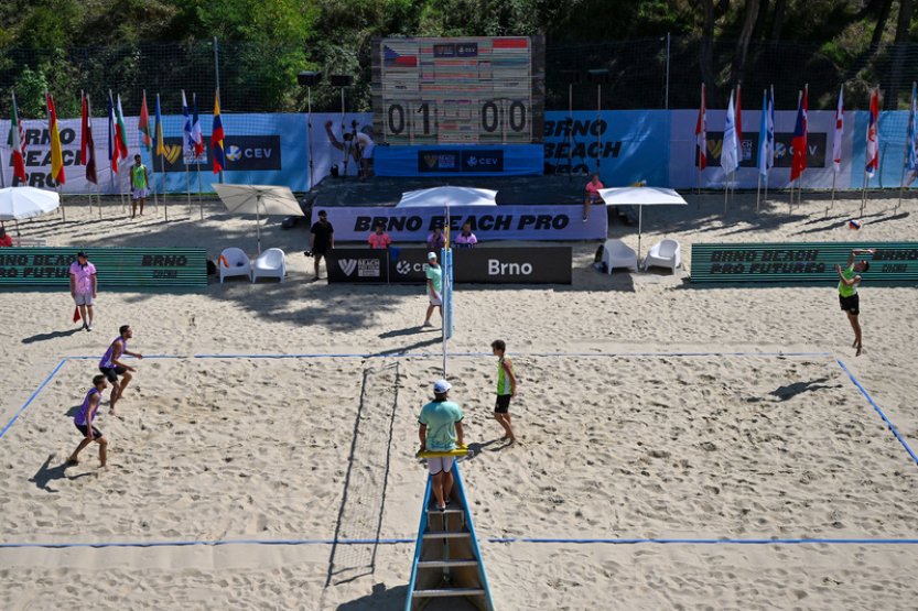 Dva české mužské páry postoupily na písku v Brně do čtvrtfinále