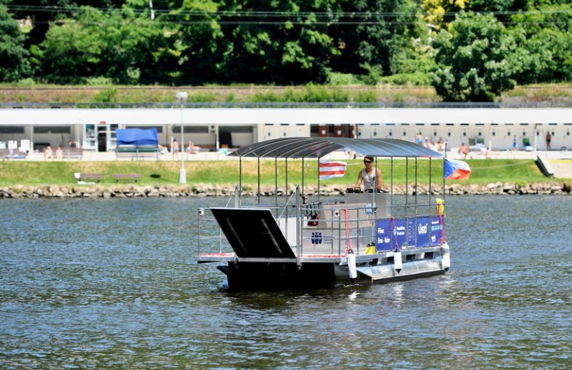 Labe v Ústí nad Labem mezi Vaňovem a koupalištěm v Brné už brázdí nový katamarán