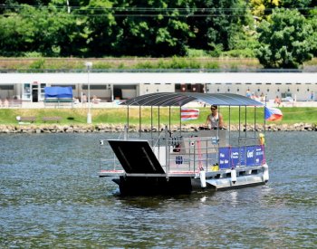 Labe v Ústí nad Labem mezi Vaňovem a koupalištěm v Brné už brázdí nový katamarán