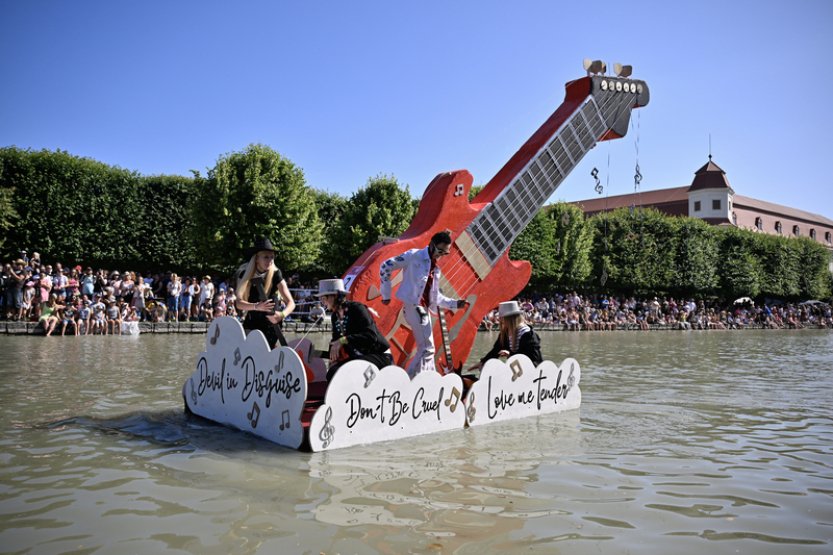 Soutěž netradičních plavidel v Holešově ovládla loď Pohádky ovčí babičky