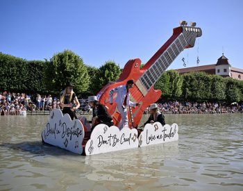 Soutěž netradičních plavidel v Holešově ovládla loď Pohádky ovčí babičky