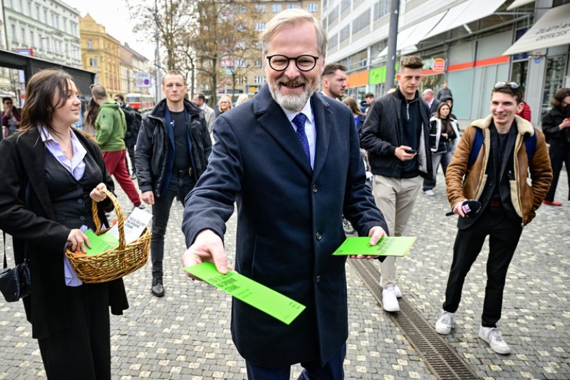Strany odhalují program, na kampaň zatím vynaložily třetinu až polovinu nákladů