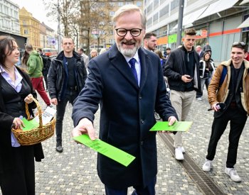 Strany odhalují program, na kampaň zatím vynaložily třetinu až polovinu nákladů