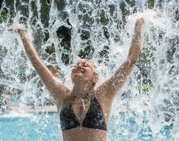 Po bouřlivém dnešku se v pátek mírně ochladí, od víkendu se vrátí tropy