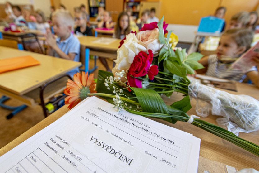 Žáci ZŠ a SŠ si dnes převezmou vysvědčení, končí školní rok